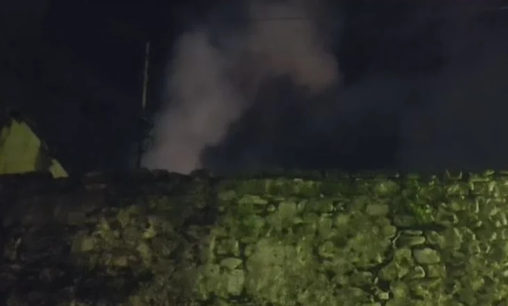 Përfshihet nga flakët banesa në Elbasan, ende nuk dihen arsyet e zjarrit