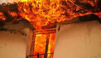 Përfshihet nga flakët banesa në Laç, shkak bombola e gazit