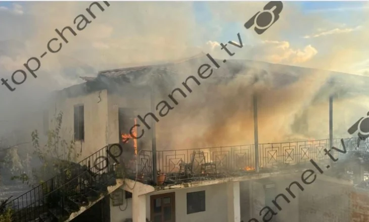 Përfshihet nga flakët një banesë në një fshat të Gramshit, zjarrfikëset nisen drejt vendngjarjes, terren i vështirë