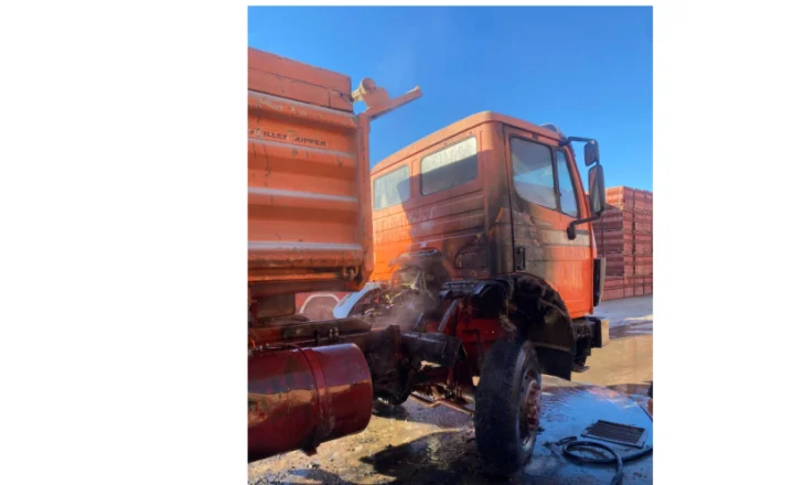 Përfshihet nga flakët një kamion i parkuar pranë fabrikës së tullave në Lezhë