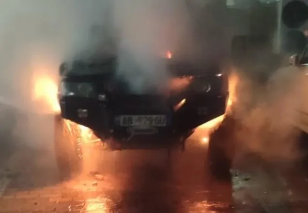 Përfshihet nga flakët një makinë e parkuar në Pogradec, dyshohet se zjarri është i qëllimshëm