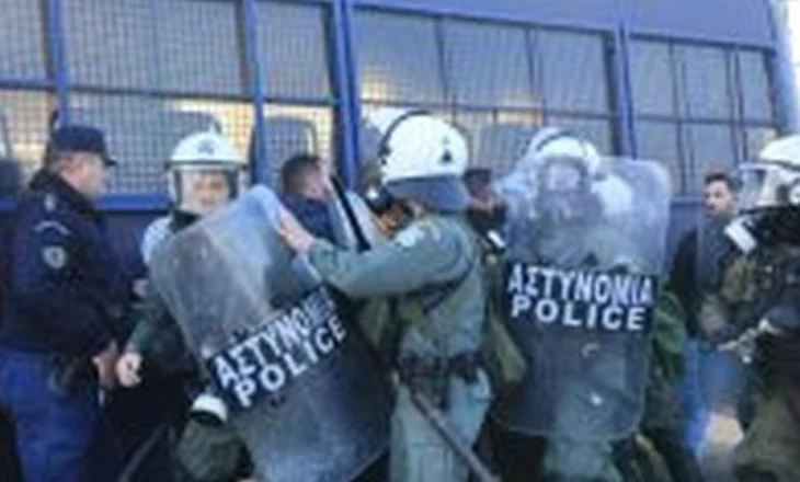 Përleshje e dhunshme me efektivët/ Fermerët tentojnë të përmbysin fugonin e policisë