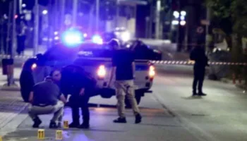 Përleshje në mes të rrugës/ Raportohen dy të plagosur mes tyre njëri shqiptar, gjendja e tij paraqitet…