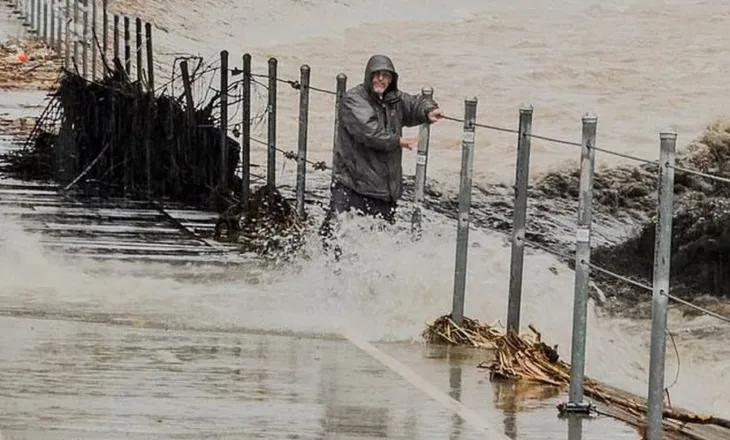 Përmbytjeve shkatërruese në Los Angeles, shpallet gjendja e emergjencës
