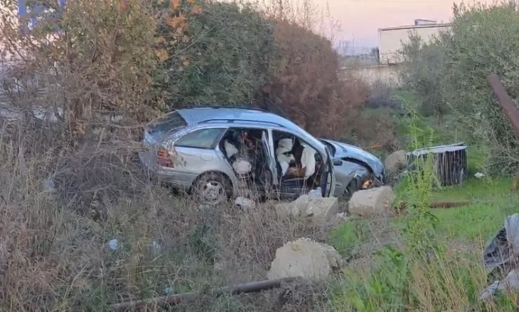 Përplasen dy makina në Fier, “Benz-i” përfundon në kanal, lëndohet pasagjerja