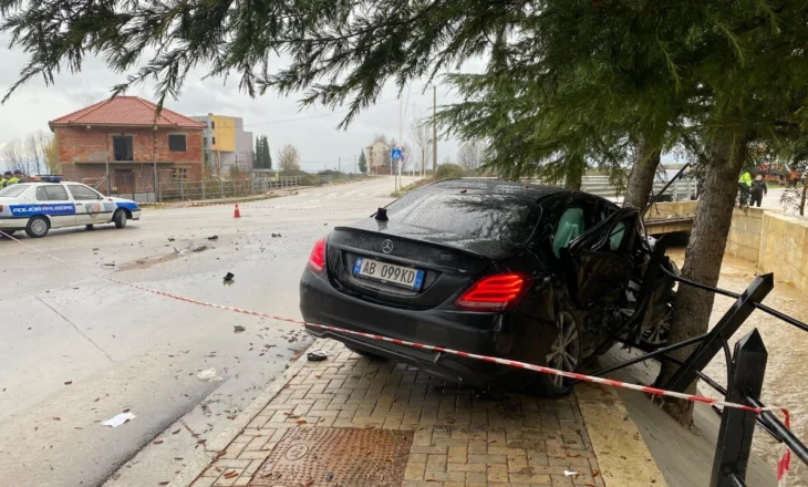 Përplasen dy mjete në afërsi të Tushemishtit, tre të lënduar, dërgohen me urgjencë në spital