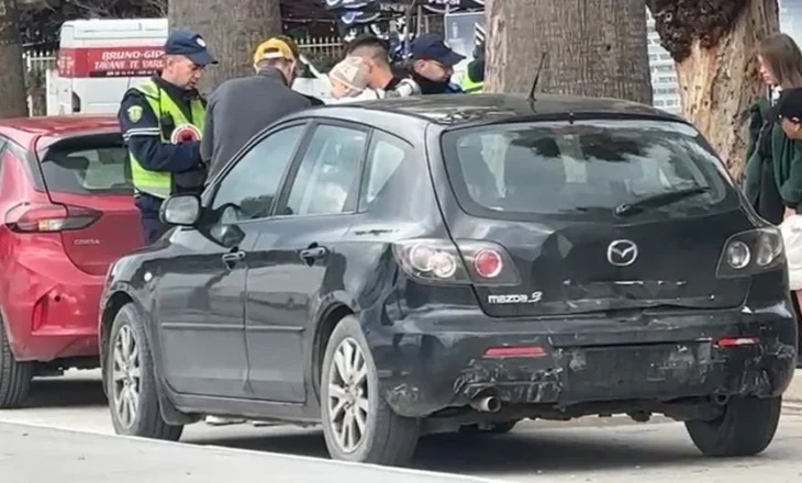 Përplasen tre automjete në Lungomare, lëndohet turistja