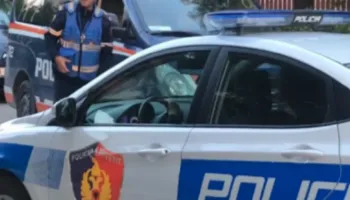 Përplasi dy efektivët e policisë, arrestohet 43-vjeçari në Tiranë