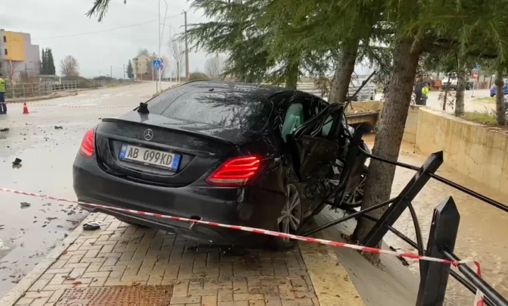 Përplasje mes dy makinave në Tushemisht, 3 të plagosur përfundojnë në spital