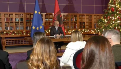 Përse ka ndryshuar qëndrim për SPAK dhe mbrojtjen e zyrtarëve të PS? Rama: Nuk jemi zyrë noterie, Balluku nuk e ka tërhequr USB-në me provat. Mesazhet nuk janë prova