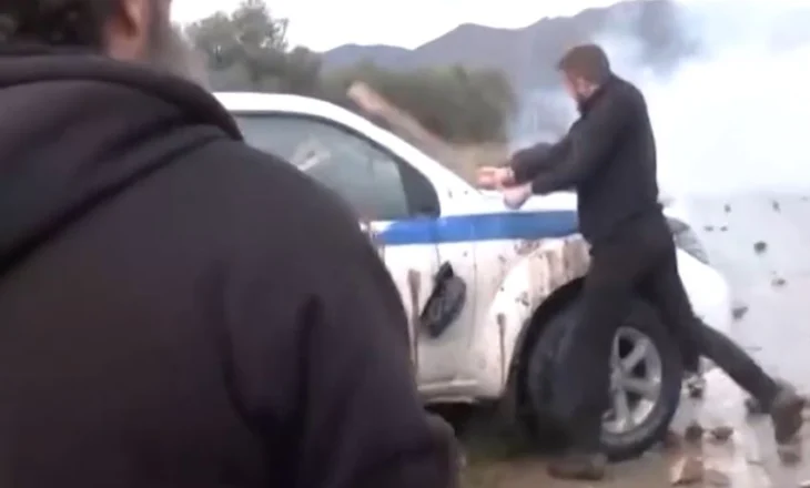 Përshkallëzohen protestat e fermerëve në Greqi/ Përplasje me policinë, bllokohet aeroporti në Heraklion, gaz…