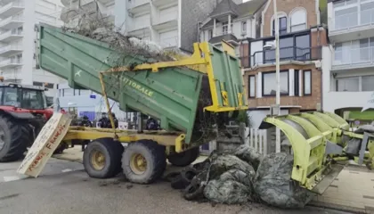 Përshkallëzohen protestat në Francë, fermerët qëndrojnë para shtëpisë së Macron, bllokojnë rrugën me kamionët me baltë dhe arkivol (VIDEO)