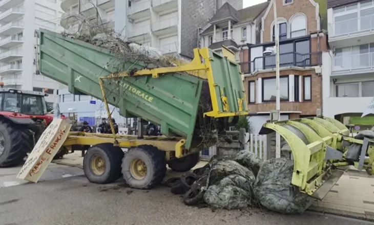 Përshkallëzohen protestat në Francë, fermerët qëndrojnë para shtëpisë së Macron, bllokojnë rrugën me kamionët me baltë dhe arkivol (VIDEO)