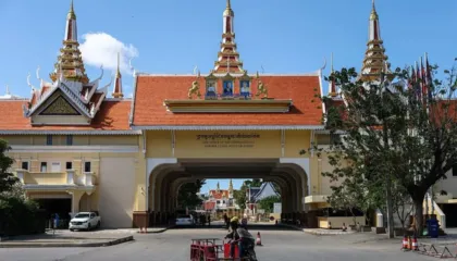 Përshkallëzohet konflikti kufitar Tajlandë-Kamboxhia, forcat tajlandeze hedhin dy bomba në qendrën e madhe të kazinove