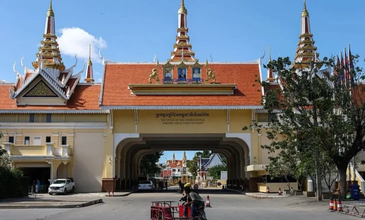 Përshkallëzohet konflikti kufitar Tajlandë-Kamboxhia, forcat tajlandeze hedhin dy bomba në qendrën e madhe të kazinove