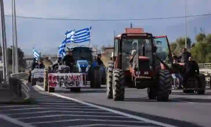 Përshkallëzohet protesta e fermerëve në Kretë: Aeroportet e Heraklionit dhe Hanias në kaos, përplasje të forta me policinë