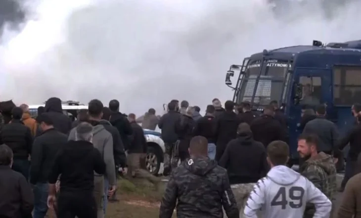 Përshkallëzon protesta e fermerëve në Greqi, fermerët qëllojnë me gurë policët në Heraklion (PAMJET)