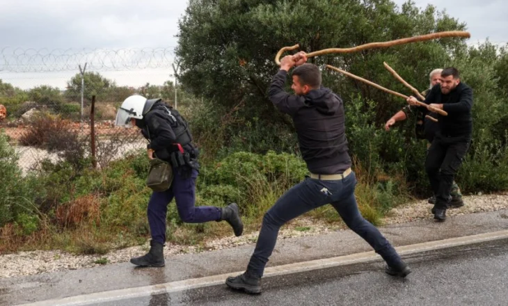 Përshkallëzon protesta në Greqi/ Fermerët përmbysin makinën e policisë, depërtojnë në pistën e aeroportit në Kretë