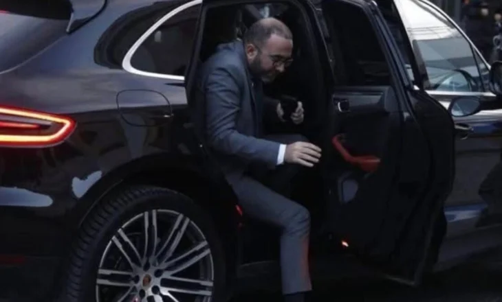 ‘Pika që nuk ju bie’, Murrizi nxjerr foton e Bardhit duke zbritur nga makina në Kuvend: Rrini mbrapa që të dukeni…