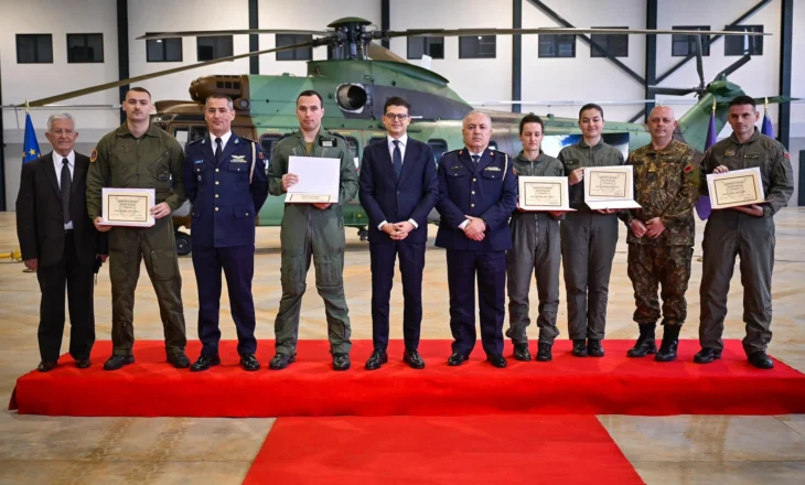 Pirro Vengu uron 58-vjetorin e Bazës Ajrore të Farkës, prezanton 5 pilotët e rinj të Forcës Ajrore