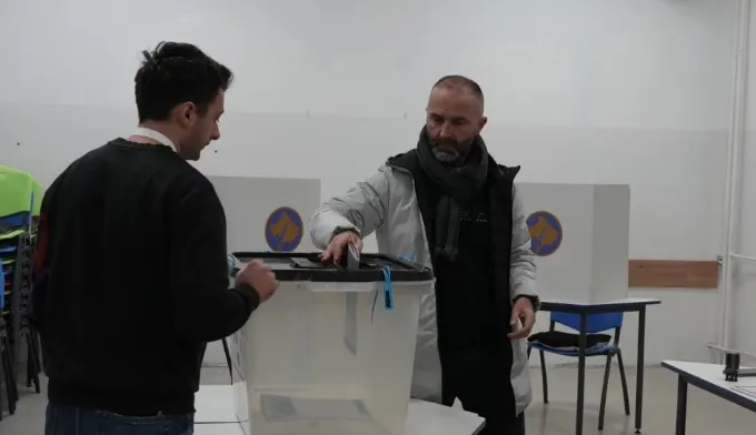 Pjesëmarrja në zgjedhjet në Kosovë, KQZ: Deri në orën 13:00 kanë votuar 17.84 %