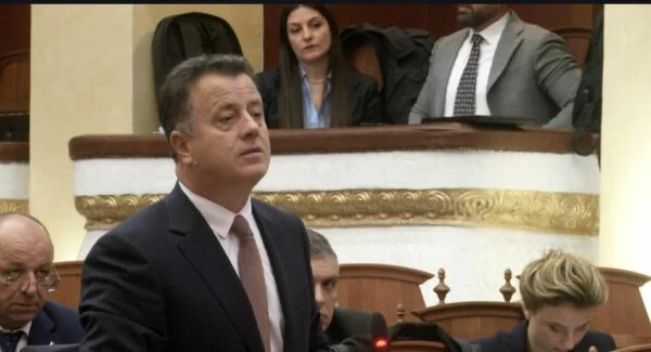 Plas debati në Kuvend, Noka ofendon Ballën, Peleshi ndërpret seancën plenare