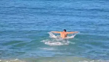 Plazh në dhjetor, qytetarët në Vlorë sfidojnë temperaturat e ulëta