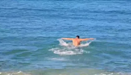 Plazh në dhjetor, qytetarët në Vlorë sfidojnë temperaturat e ulëta