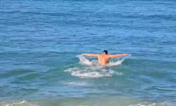 Plazh në dhjetor, qytetarët në Vlorë sfidojnë temperaturat e ulëta