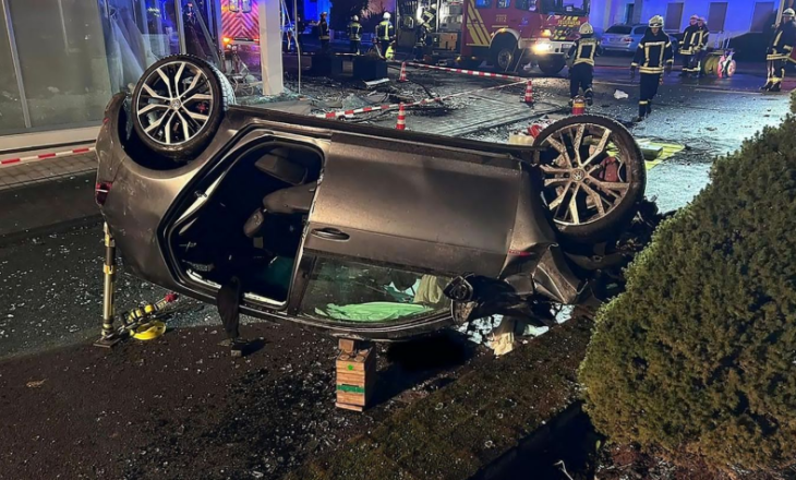 Po arratiseshin nga policia dhe makina u përplas me një dyqan fustanesh nusërie, aksidentohen rëndë tre shqiptarë në..