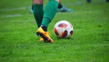 Po luante me shokët, futbollisti 15 vjeçar ndërron jetën pas arrestit kardiak