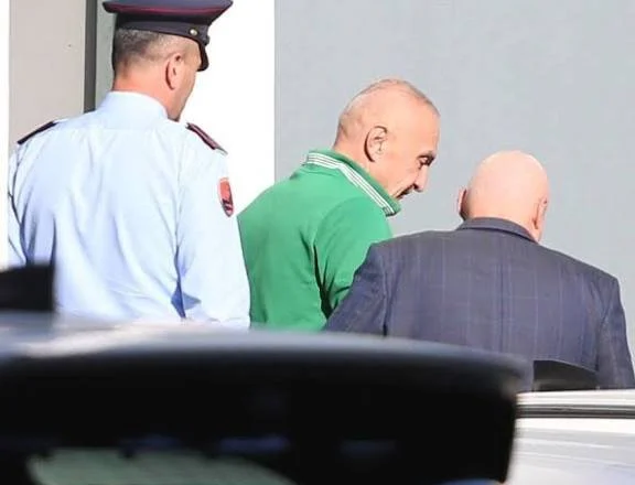 Po më shkelen të drejtat kushtetuese’/ Meta – GJKKO-së: Të mos mbahem në kafaz gjatë seancave gjyqësore