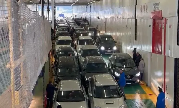 Po vijnë emigrantët, fluks i lartë pasagjerësh në Portin e Vlorës