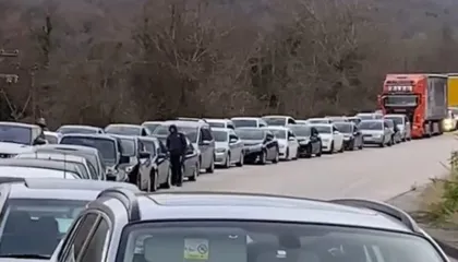 Po vijnë emigrantët, radhë kilometrike në Kakavijë