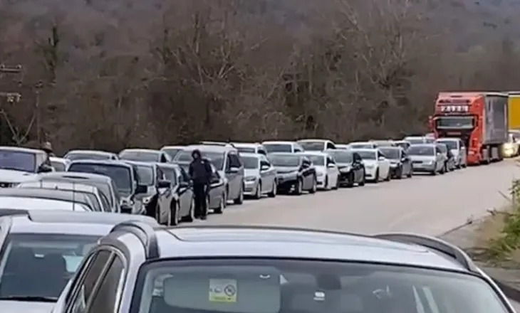 Po vijnë emigrantët, radhë kilometrike në Kakavijë