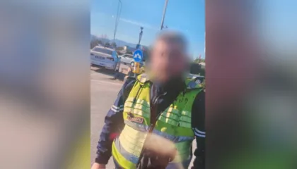 Polici bashkiak dhunon punonjësit e IMT në Vlorë, efektivi i “Rrugores” qëllon me armë
