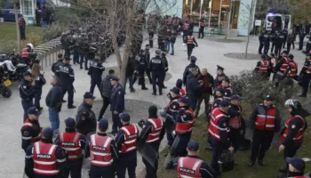 Policia dhe RENEA ‘rrethojnë’ Kryeministrinë! Lapaj i hap vend Berishës, largohet nga bulevardi