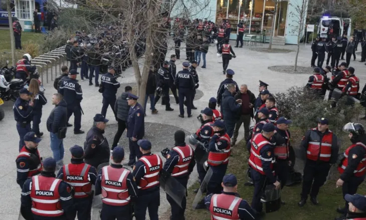 Policia dhe RENEA ‘rrethojnë’ Kryeministrinë! Lapaj i hap vend Berishës, largohet nga bulevardi
