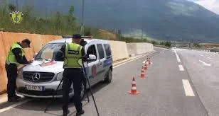 Policia Rrugore intensifikon kontrollet, gjoba, arrestime dhe mjete të bllokuara në 48 orë