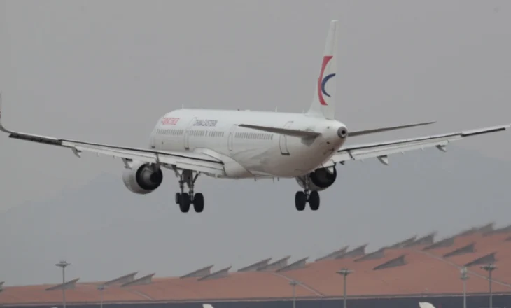 Pothuajse 30 orë në ajër, nis fluturimi më i gjatë botë që lidh tre kontinente dhe mbulon 20,000 km