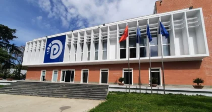 Prej 1 ore në selinë blu, zbardhen diskutimet e deputetëve demokratë, detaje nga strategjia që do të ndjekin