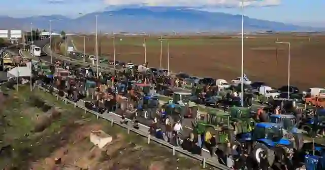 Prej disa ditësh fermerët në Greqi në protestë, bllokohet sërish aksi rrugor Kakavijë-Janinë