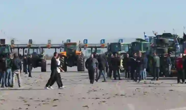 Prej disa ditësh në protestë! Fermerët bllokojnë sërisht rrugën Kakavijë–Janinë, qarkullimi i automjeteve vetëm për emergjenca