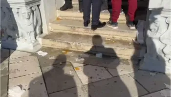 Prej katër ditësh pa ujë të pijshëm, qytetarët e Vlorës gjuajnë me vezë drejt Bashkisë