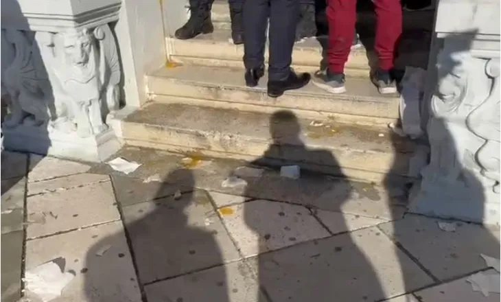 Prej katër ditësh pa ujë të pijshëm, qytetarët e Vlorës gjuajnë me vezë drejt Bashkisë