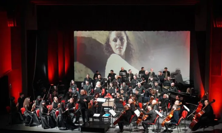 Premiera e Orkestrës Simfonike të Korçës, nën drejtimin e dirigjentit Petrika Afezolli