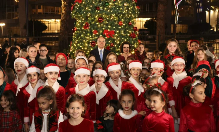 Presidenca ndez dritat e pemës së Krishtlindjeve me miq të veçantë