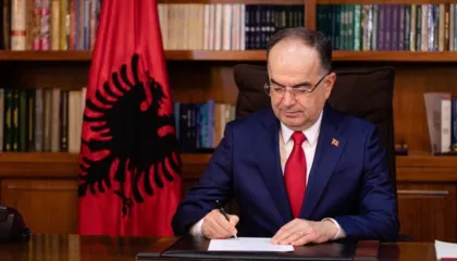Presidenti Begaj uron besimtarët e krishterë: Krishtlindje plot shpresë e begati për të gjithë!