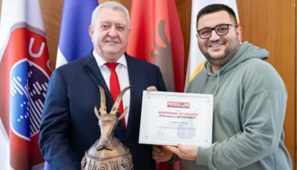 Presidenti Duka nderohet me mirënjohjen “Përkrenarja e Skënderbeut” nga agjencia e lajmeve “Presheva Jonë”