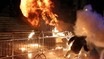 Prestigjozja britanike jehonë protestës së opozitës: Molotov drejt kryeministrisë, thirrje për rrëzimin e qeverisë Rama